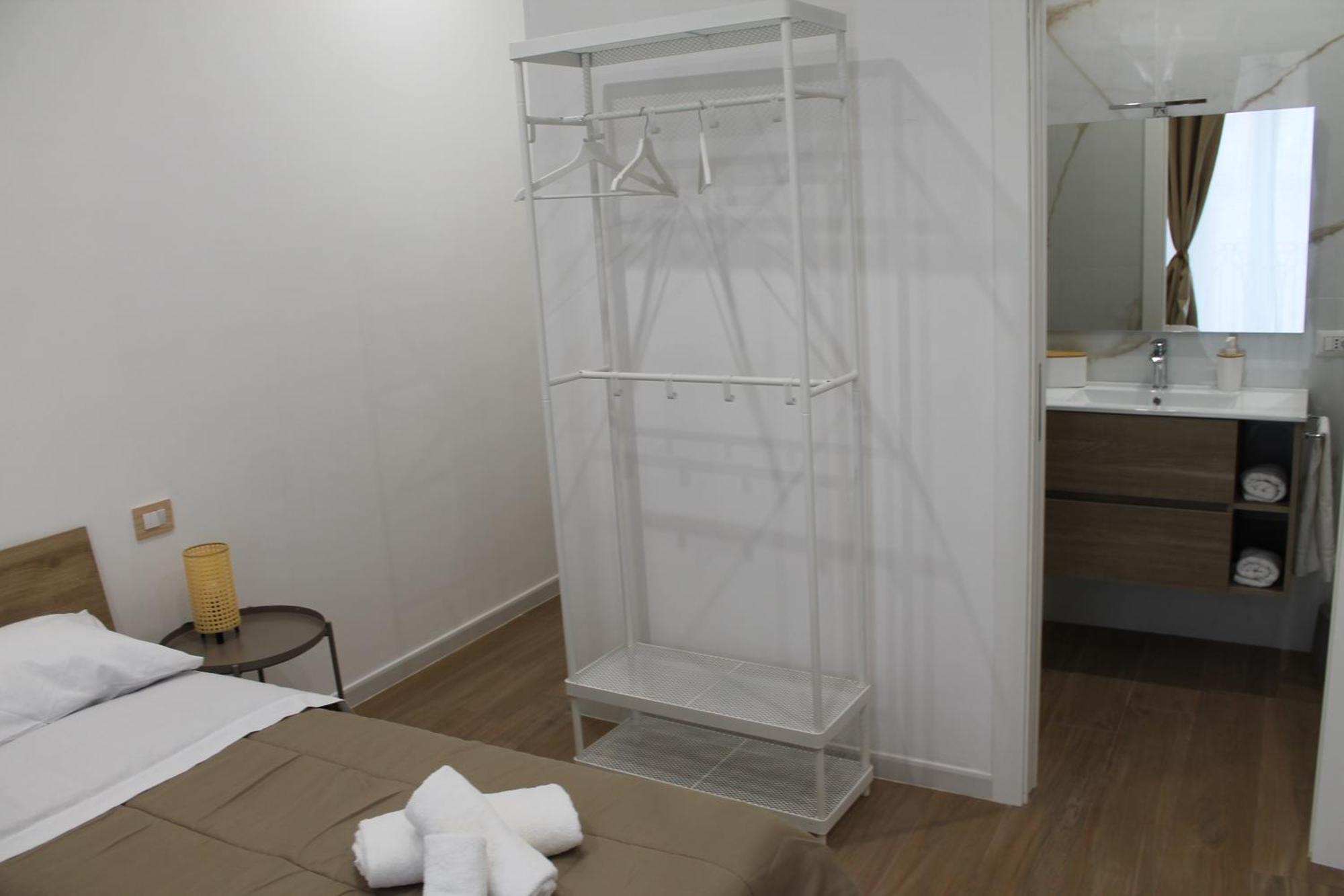 Dimora Crispi 70 Apartment Bari Bagian luar foto
