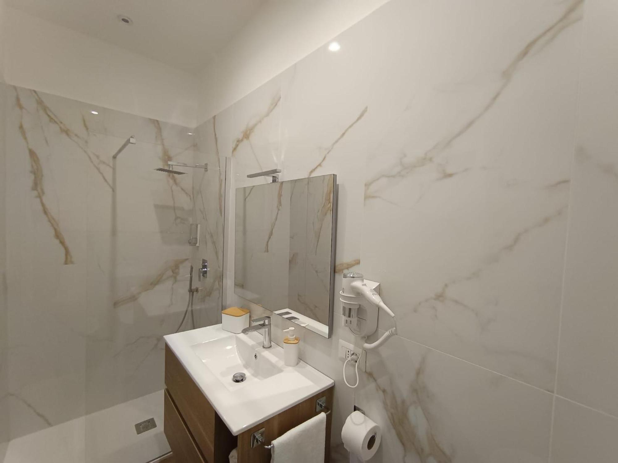 Dimora Crispi 70 Apartment Bari Bagian luar foto