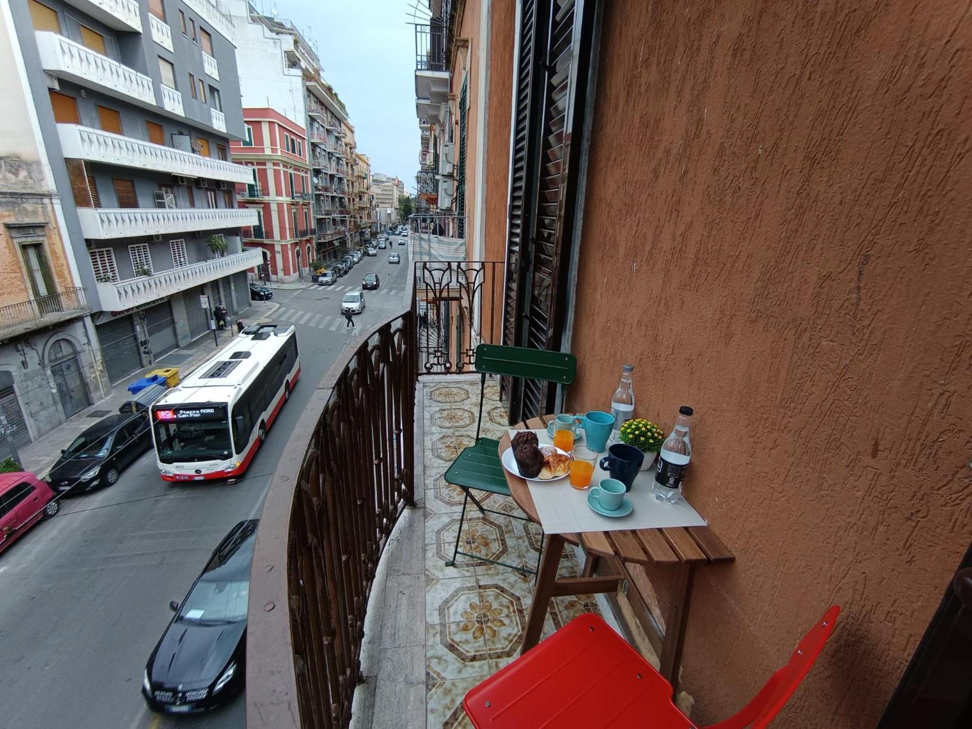 Dimora Crispi 70 Apartment Bari Bagian luar foto